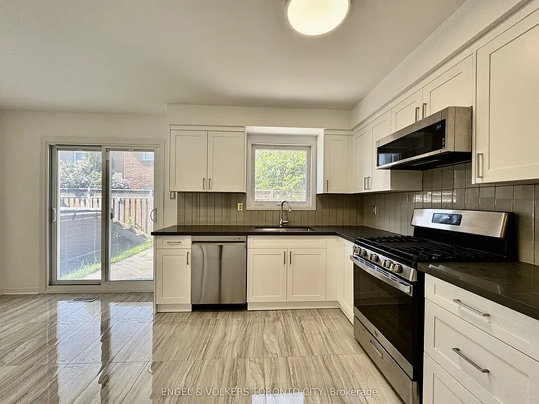 2052 Oak Bliss Cres — Photo 5
