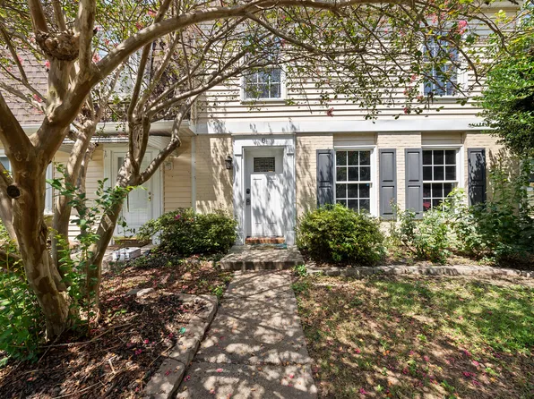 8 Patriot Cir, Durham, NC 27704