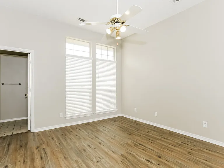 1211 Old Knoll Dr — Photo 9