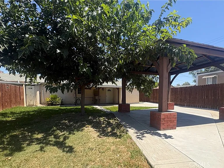 37 Garden Dr — Photo 2