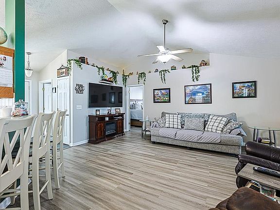 3rd image of 1008 Augustus Dr.