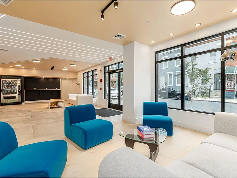 Q10 Luxury Apartments — Photo 1
