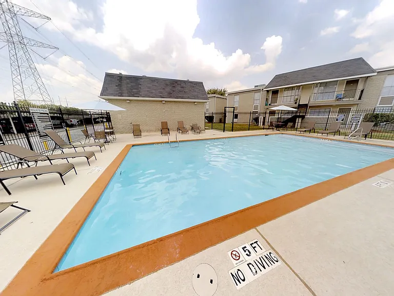 Northlake Manor Apartments — Photo 24