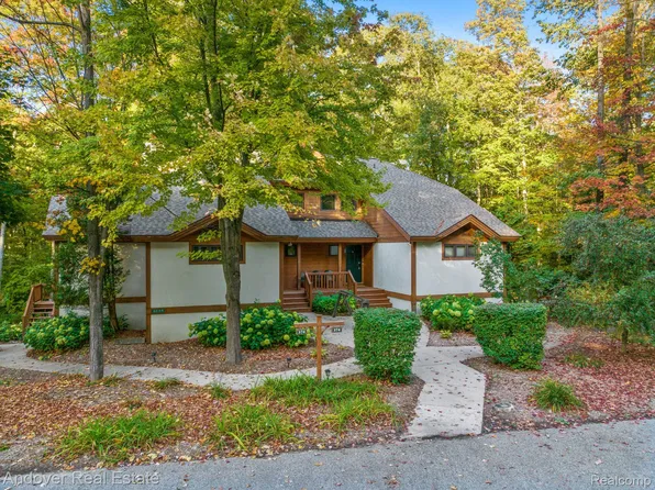 2211 Deerview Dr, Boyne Falls, MI 49713
