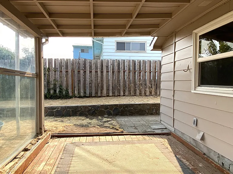 2207 E 10th St — Photo 20