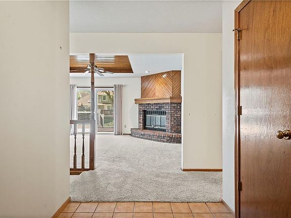 5th image of 412 NW Leann Dr