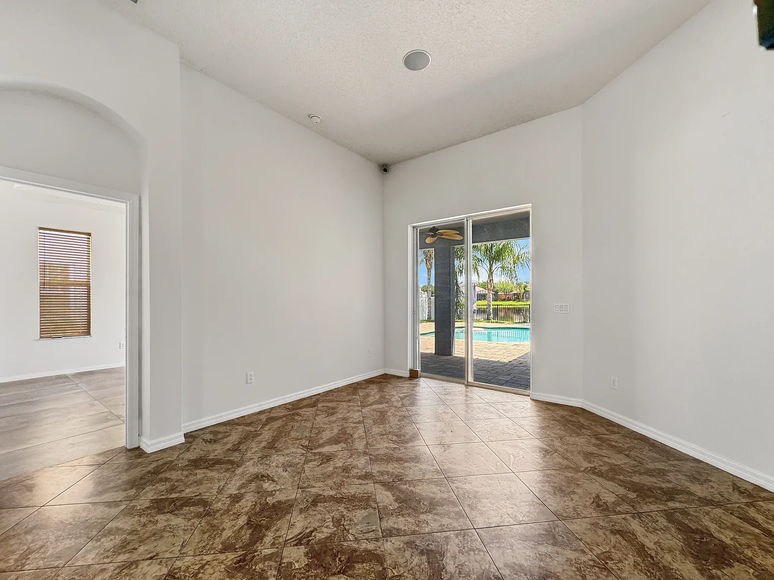4 bed, 2307 sqft, $3,100 — Photo 4