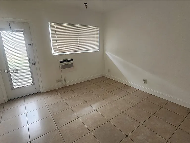 280 SW 11th Ave #5 — Photo 10