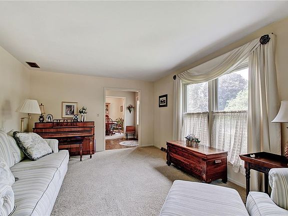 2nd image of 421 Narcissus Dr