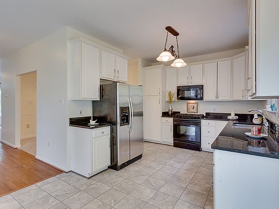 3rd image of 25 Candleridge Ct