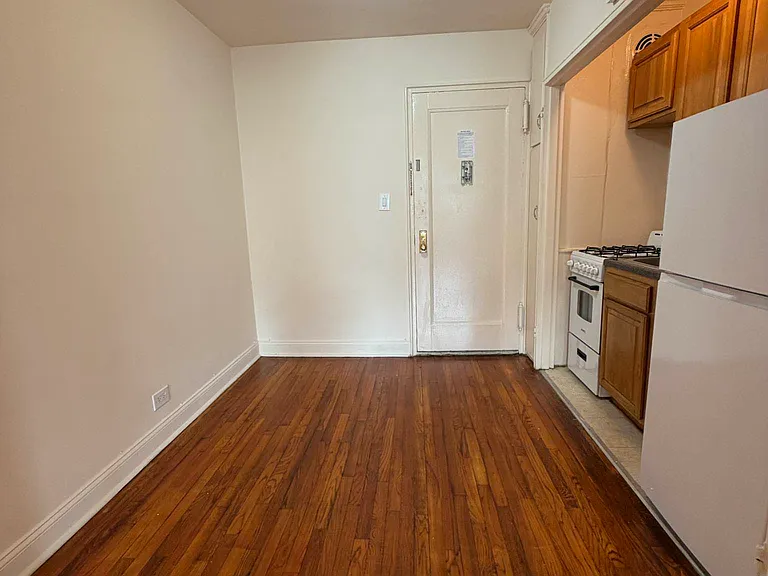 135-10 Grand Central Pkwy #408 — Photo 3
