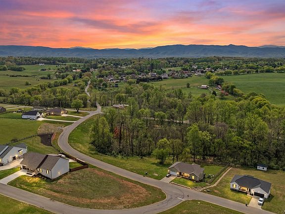 2nd image of 623 Farm Of The Smokies Way