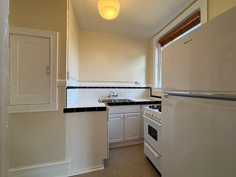 Lucretia Court Apartments — Photo 11