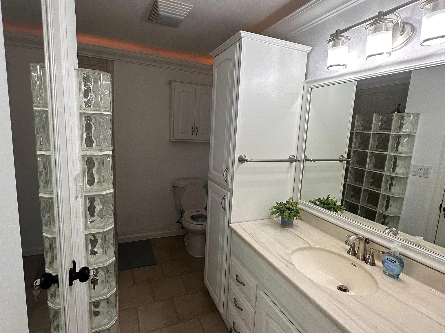 4 bed, 3.0 bath, 2220 sqft, $1,139 — Photo 3