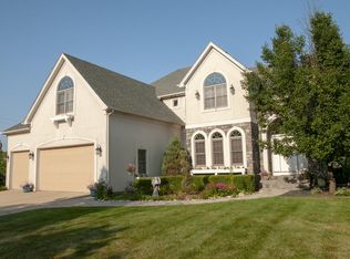 1075 Ridgewood Dr, West Chicago, IL 60185