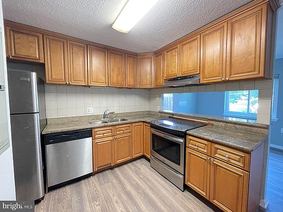 3rd image of 621 Center St APT T4