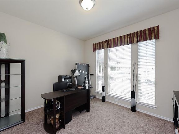5th image of 5825 Longmont Dr