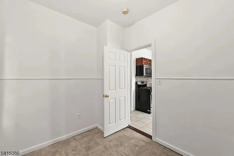 Spacious Renovated 3-Bedroom Apartment in Paterson — Photo 3