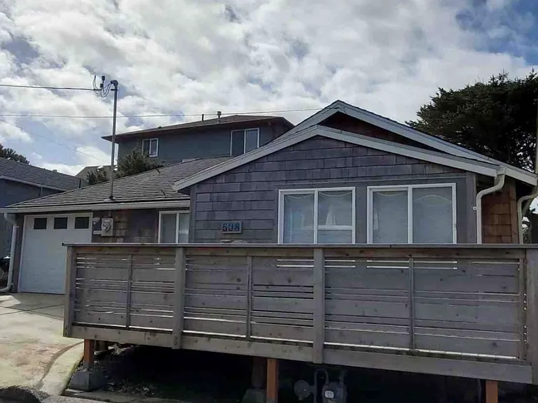 528 SW 33rd St — Photo 2