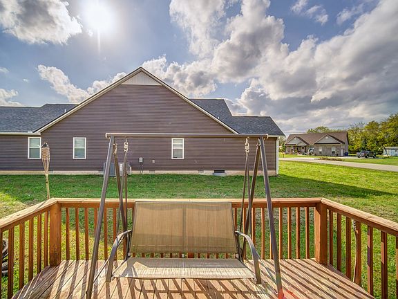 5th image of 525 Brookside Dr