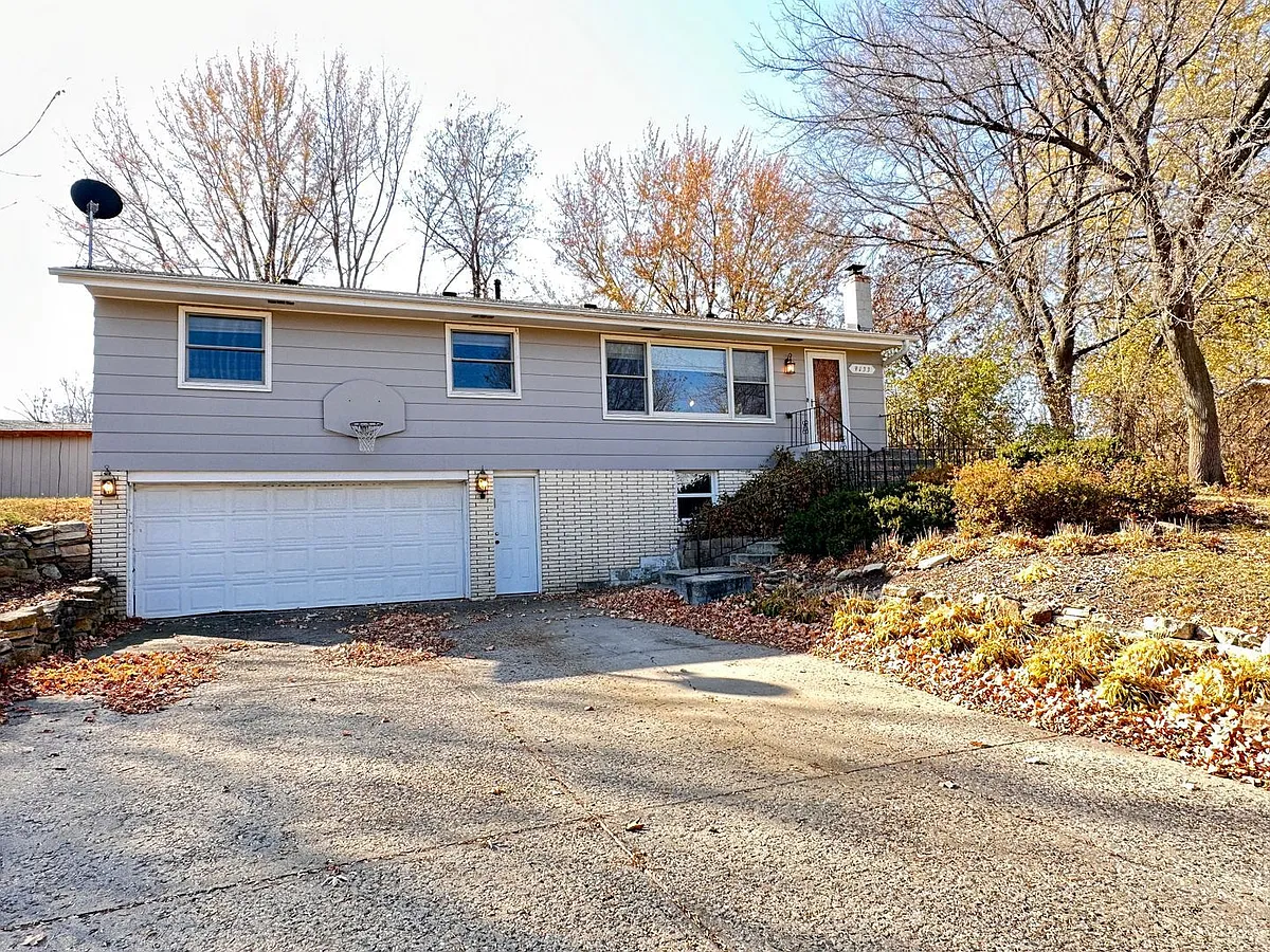 Building Photo - 9133 Oakwood Rd