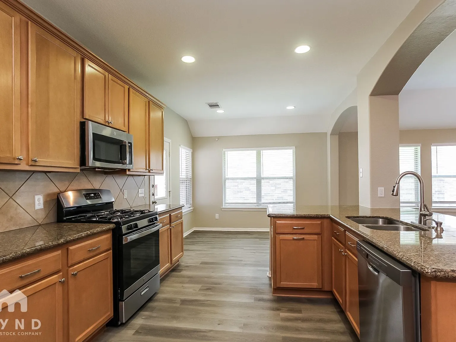 3 bed, 2.5 bath, 2406 sqft, $2,365 — Photo 2
