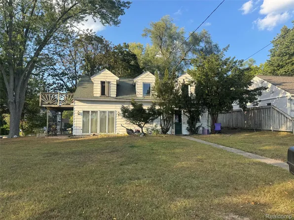 1071 Pelham St, Waterford, MI 48328