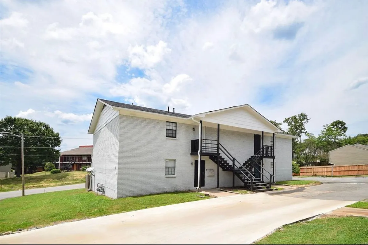 Building Photo - 2 & 4 Meredith Ct