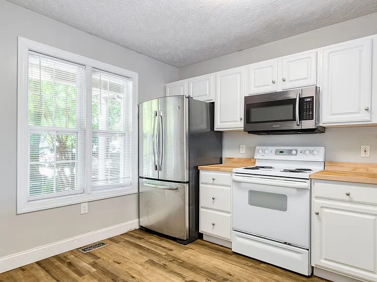 1615 Providence Blvd — Photo 7