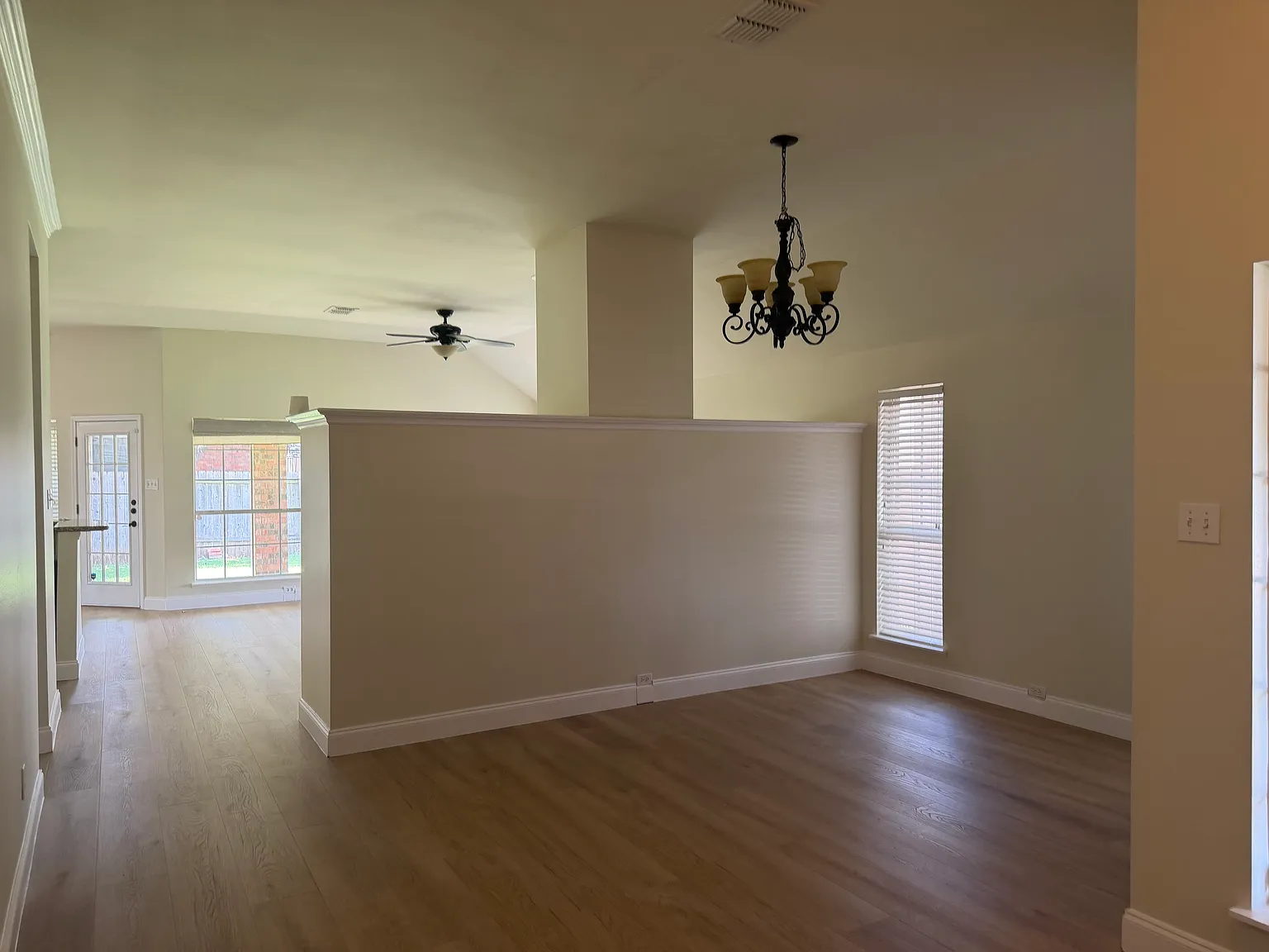 3 bed, 1954 sqft, $3,000 — Photo 2