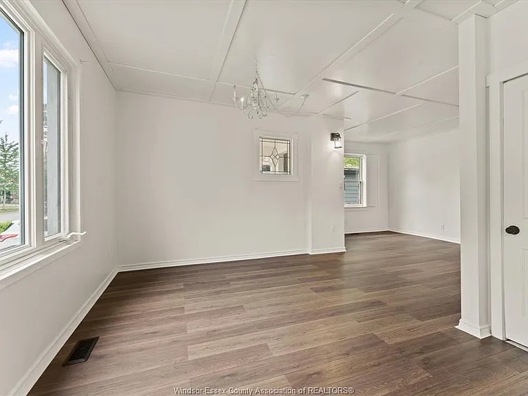 1533 Alexis Rd — Photo 8