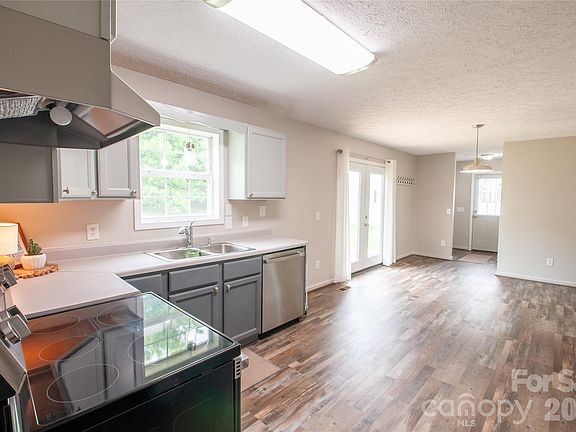4th image of 122 Kendra Dr