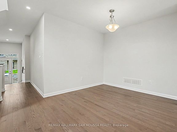 5th image of 886 Eileen Vollick Cres