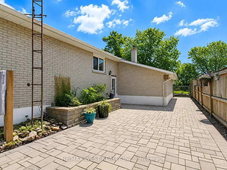 908 Lynx Ave — Photo 2