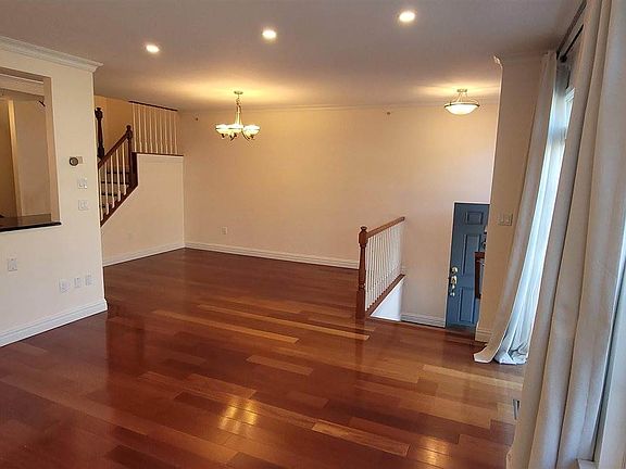 4th image of 8 Hudson Ct