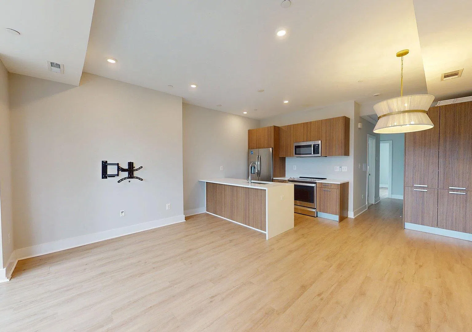 2 bed, 1.0 bath, 868 sqft, $2,550 — Photo 1
