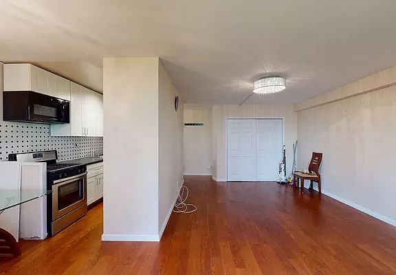 2nd image of 2928 W 5th St APT 4S