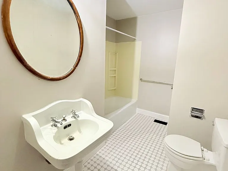 522 E Chestnut St — Photo 6