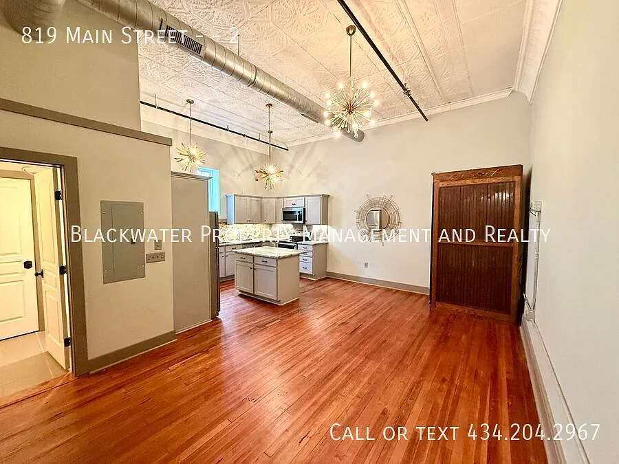2 Bedroom Apartment in Downtown Lynchburg! — Photo 2