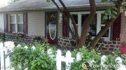 3 BR 2 BTH HOME WITH FIREPLACE AND LG GARAGE