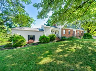 16 Iron Gate Ln, Cromwell, CT 06416