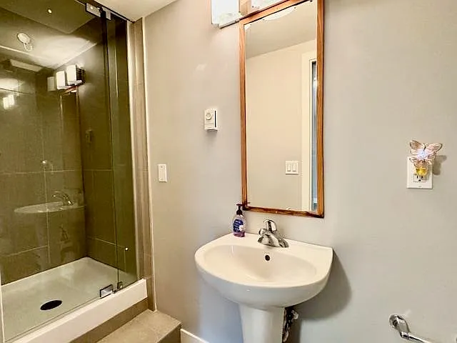 9533 Granville Ave — Photo 18