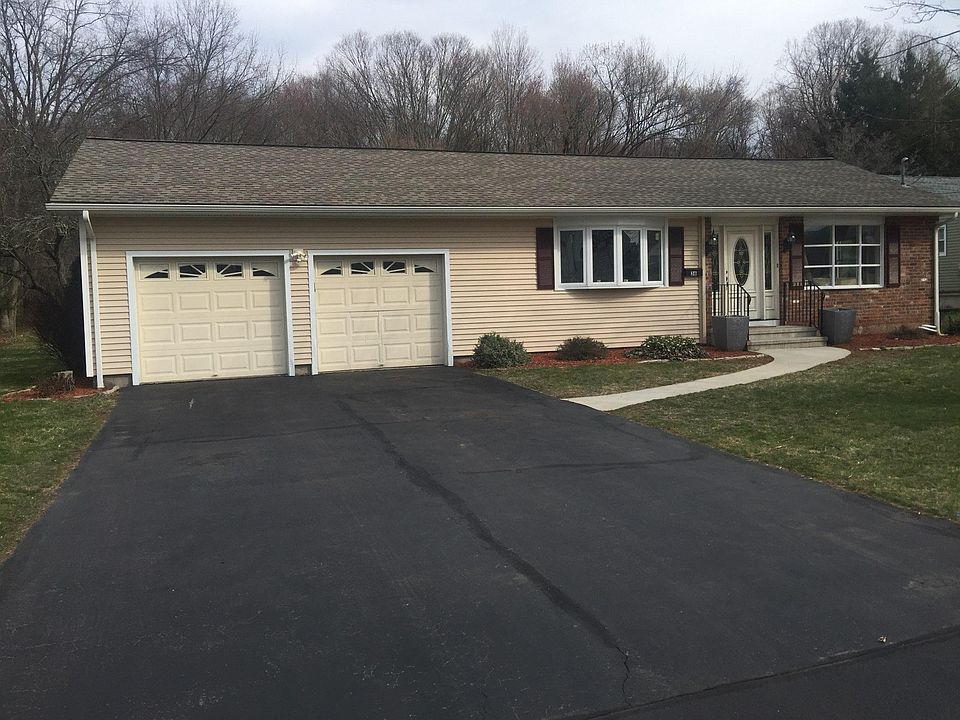 Beautiful Ranch w/ 2 Car Garage!