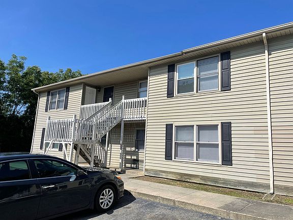 2nd image of 576 Tate St #10