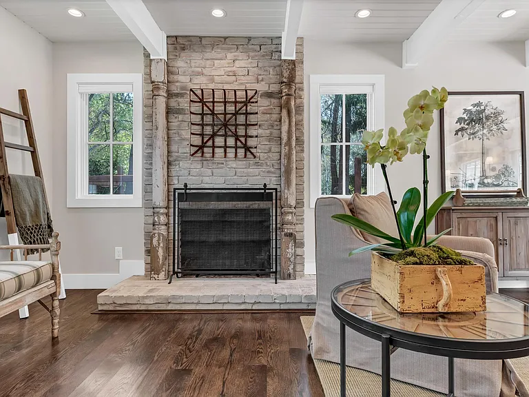 275 E Napa St — Photo 4