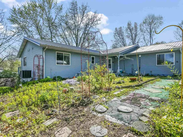 513 N 3rd St, Riverton, IL 62561