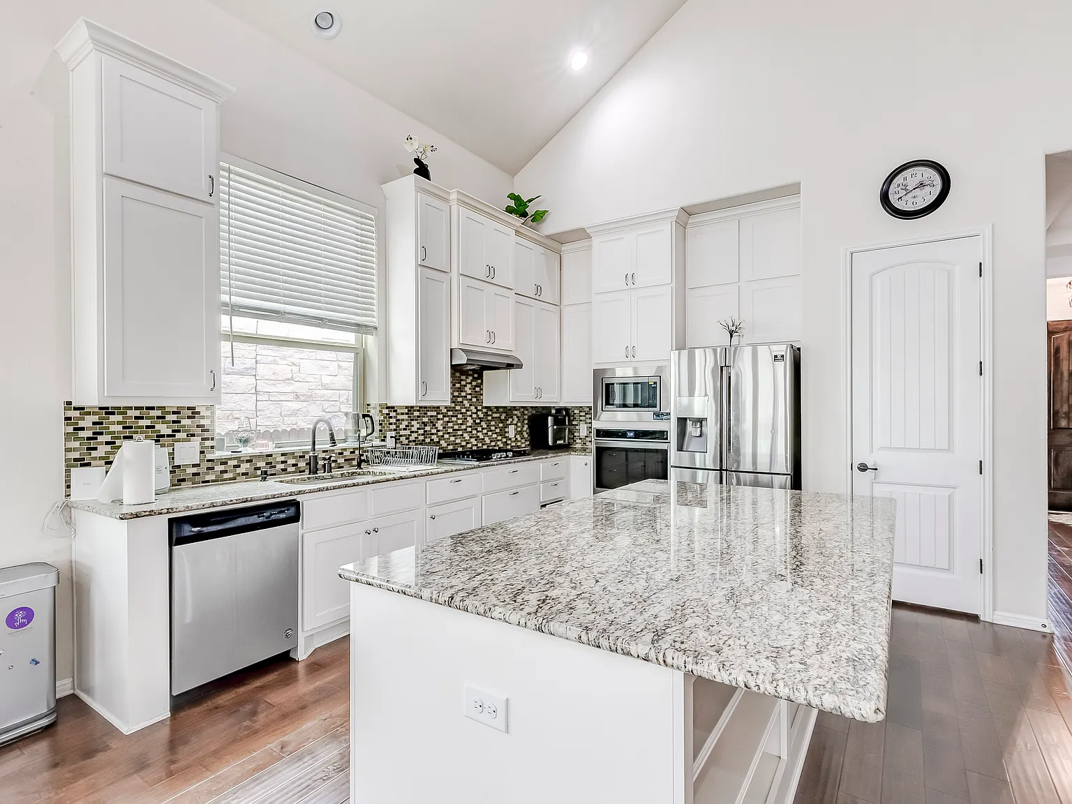 4 bed, 3.5 bath, 2990 sqft, $2,900 — Photo 4