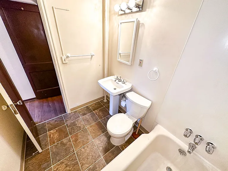 Montlake Apartments — Photo 29