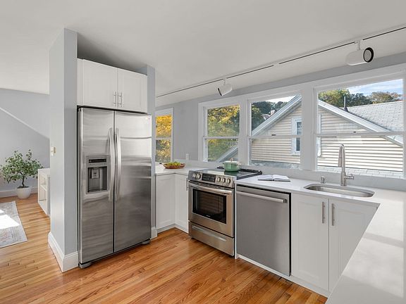 3rd image of 146 University Rd Unit 146