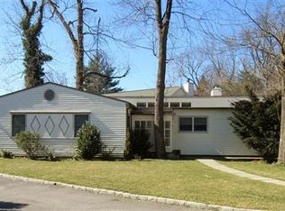 4 Lakeshore Dr, New Rochelle, NY 10804